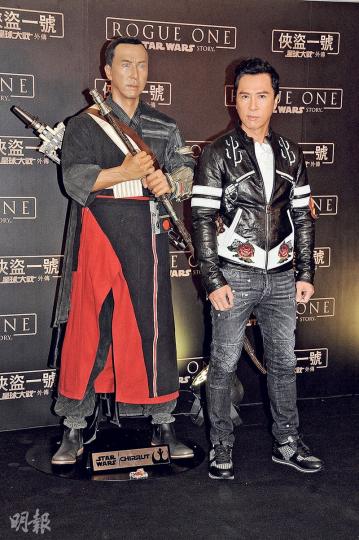 甄子丹跟自己在戲中飾演的失明武士Chirrut Imwe一比一人像公仔合照。(攝影﹕孫華中)白兵出動襯托甄子丹,更顯「宇宙最強」在荷李活電影的地位。(攝影﹕孫華中)連汪詩詩都要與老公的人像公仔合照。(攝影﹕孫華中) 甄子丹跟自己在戲中飾演的失明武士Chirrut Imwe一比一人像公仔合照。(攝影﹕孫華中)白兵出動襯托甄子丹,更顯「宇宙最強」在荷李活電影的地位。(攝影﹕孫華中)連汪詩詩都要與老公的人像公仔合照。(攝影﹕孫華中)