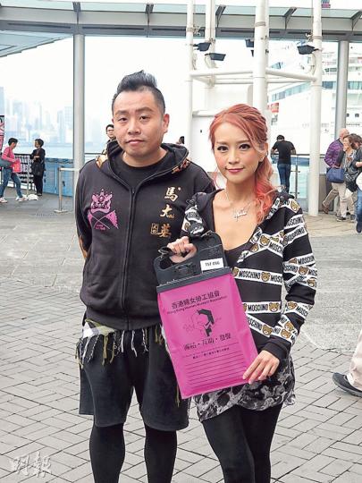 林雅詩昨日到尖沙嘴碼頭賣旗,馬天樂則全程陪同在側,又自掏100元買旗支持。(攝影鎅O者﹕楊安莉) 林雅詩昨日到尖沙嘴碼頭賣旗,馬天樂則全程陪同在側,又自掏100元買旗支持。(攝影鎅O者﹕楊安莉)