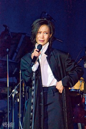 趙學而在個唱尾場仍有「甩漏」,忍不住當眾落淚。(攝影﹕梁迺楠) 袁詠儀(左)送花為趙學而打氣。(攝影﹕梁迺楠) 張智霖(右)偕妻袁詠儀到場支持好友趙學而。(攝影﹕梁迺楠) 陳奕迅(右)夫婦亦到後台為趙學而加油。(攝影﹕梁迺楠) 趙學而在個唱尾場仍有「甩漏」,忍不住當眾落淚。(攝影﹕梁迺楠) 袁詠儀(左)送花為趙學而打氣。(攝影﹕梁迺楠) 張智霖(右)偕妻袁詠儀到場支持好友趙學而。(攝影﹕梁迺楠) 陳奕迅(右)夫婦亦到後台為趙學而加油。(攝影﹕梁迺楠)