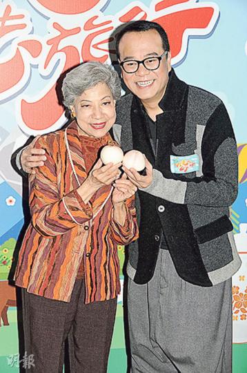 Bobby拿着壽包恭喜羅蘭83歲生日。(攝影﹕孫華中) 滕麗名攬着呂慧儀腰影合照,兩人真的不和?(攝影﹕孫華中) 滕麗名不慎絆倒,Bobby、呂慧儀及羅蘭即時上前扶起對方。(攝影﹕孫華中) Bobby拿着壽包恭喜羅蘭83歲生日。(攝影﹕孫華中) 滕麗名攬着呂慧儀腰影合照,兩人真的不和?(攝影﹕孫華中) 滕麗名不慎絆倒,Bobby、呂慧儀及羅蘭即時上前扶起對方。(攝影﹕孫華中)