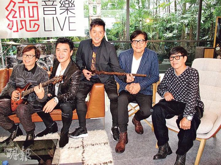 溫拿合照時,傷了腳的阿倫搞鬼地拿起拐杖當結他。(攝影鎅O者﹕鍾一虹) 太極與擔任發布會司儀的鄭裕玲影合照。(攝影鎅O者﹕鍾一虹) 溫拿合照時,傷了腳的阿倫搞鬼地拿起拐杖當結他。(攝影鎅O者﹕鍾一虹) 太極與擔任發布會司儀的鄭裕玲影合照。(攝影鎅O者﹕鍾一虹)