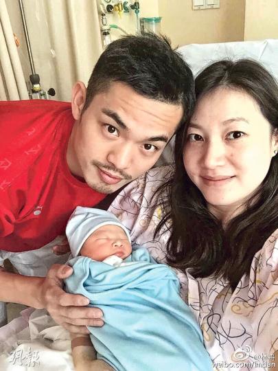 謝杏芳原諒林丹,說他是敢於擔當及知錯會改的男人。(微博圖片) 謝杏芳昨午在微博上載一家三口的手相,說一家人風雨同舟。(微博圖片) 趙雅淇工作室微博指她是受害者,與林丹只是普通朋友。(微博圖片) 謝杏芳原諒林丹,說他是敢於擔當及知錯會改的男人。(微博圖片) 謝杏芳昨午在微博上載一家三口的手相,說一家人風雨同舟。(微博圖片) 趙雅淇工作室微博指她是受害者,與林丹只是普通朋友。(微博圖片)