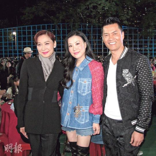 呂良偉(右起)與太太楊小娟及前妻鄺美雲做善事不遺餘力。(攝影鎅O者:柯美)呂良偉(左)與鄭少秋(右)合唱掀高潮。(攝影鎅O者:柯美) 呂良偉(右起)與太太楊小娟及前妻鄺美雲做善事不遺餘力。(攝影鎅O者:柯美)呂良偉(左)與鄭少秋(右)合唱掀高潮。(攝影鎅O者:柯美)
