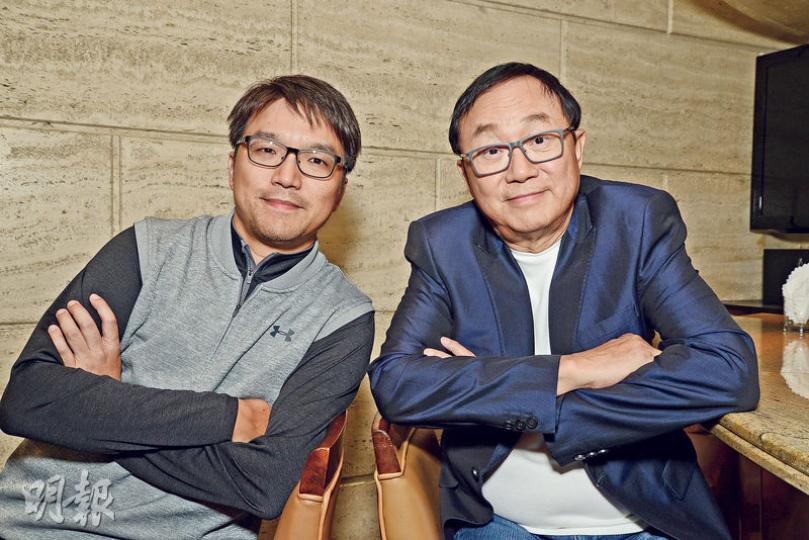 許思維(左)對是否與許冠文再父子檔拍戲,稱一切隨緣。(攝影:梁迺楠)紀錄片《海報師》追訪畫過不少港產片電影海報的阮大勇。(攝影:梁迺楠)許思維(下圖)拍攝有關電影海報畫師阮大勇的紀錄片,並邀請父親許冠文(上圖)出鏡。其實他同時是父親的經理人,許冠文憑《一路順風》獲提名金馬獎最佳男主角獎,正是許思維替他接下的電影。(攝影:梁迺楠)許冠文笑言無時間再等,希望金馬獎評審能以人道立場頒給他影帝殊榮。(攝影:梁迺楠) 許思維(左)對是否與許冠文再父子檔拍戲,稱一切隨緣。(攝影:梁迺楠)紀錄片《海報師》追訪畫過不少港產片電影海報的阮大勇。(攝影:梁迺楠)許思維(下圖)拍攝有關電影海報畫師阮大勇的紀錄片,並邀請父親許冠文(上圖)出鏡。其實他同時是父親的經理人,許冠文憑《一路順風》獲提名金馬獎最佳男主角獎,正是許思維替他接下的電影。(攝影:梁迺楠)許冠文笑言無時間再等,希望金馬獎評審能以人道立場頒給他影帝殊榮。(攝影:梁迺楠)
