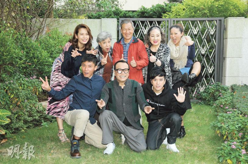 一眾演員雖然不同年齡層,但相處融洽,毫無代溝。(攝影﹕孫華中)《一屋老友去旅行》到訪台灣,過程有驚又有喜。(攝影﹕孫華中)盧宛茵(左二)在夜市吃巨大肉腸,卻無從入手。(攝影﹕孫華中)劉江有露點出浴演出,張穎康則在幕前為他擦背。(攝影﹕孫華中)Bobby說羅蘭姐很精靈,行動敏捷;劉江則所有刺激的遊戲都衝住要玩;而盧宛茵在夜市上演一幕細味大肉腸,更成為笑點。(攝影﹕孫華中) 一眾演員雖然不同年齡層,但相處融洽,毫無代溝。(攝影﹕孫華中)《一屋老友去旅行》到訪台灣,過程有驚又有喜。(攝影﹕孫華中)盧宛茵(左二)在夜市吃巨大肉腸,卻無從入手。(攝影﹕孫華中)劉江有露點出浴演出,張穎康則在幕前為他擦背。(攝影﹕孫華中)Bobby說羅蘭姐很精靈,行動敏捷;劉江則所有刺激的遊戲都衝住要玩;而盧宛茵在夜市上演一幕細味大肉腸,更成為笑點。(攝影﹕孫華中)
