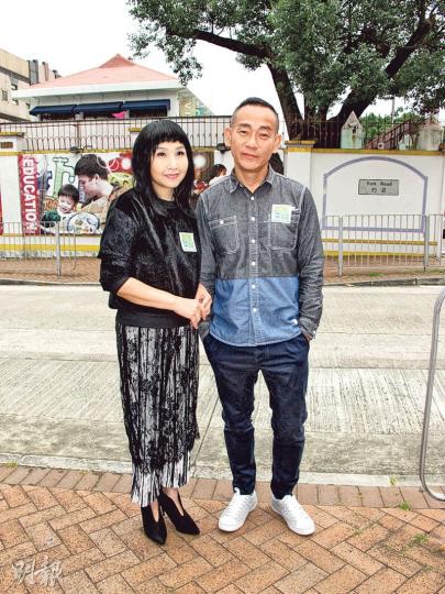 林保怡和蔡立兒（左）昨日以「至fit安全駕駛大行動」大使身分到九龍塘派發福袋。（攝影/記者：柯美）