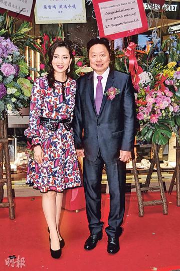 鄧鉅明夫婦昨日主持尖沙嘴旗艦店重新開幕酒會。(攝影/記者:林祖傑)盛品儒與太太蔡一鳳結伴到場。(攝影/記者:林祖傑)周旋昨日祝賀女兒的乾父母鄧鉅明夫婦的旗艦店重新開幕。(攝影/記者:林祖傑) 鄧鉅明夫婦昨日主持尖沙嘴旗艦店重新開幕酒會。(攝影/記者:林祖傑)盛品儒與太太蔡一鳳結伴到場。(攝影/記者:林祖傑)周旋昨日祝賀女兒的乾父母鄧鉅明夫婦的旗艦店重新開幕。(攝影/記者:林祖傑)