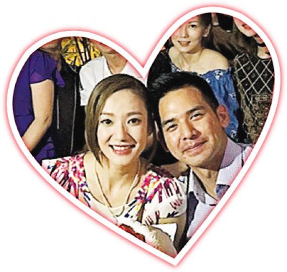 王君馨與Daniel甜蜜放閃。（微博圖片）王君馨捧着訂婚蛋糕跟未婚夫Daniel頭貼頭很相襯，一班好友也感受到兩人的幸福。（微博圖片）王君馨與Daniel互握着手曬巨鑽很幸福。（微博圖片）