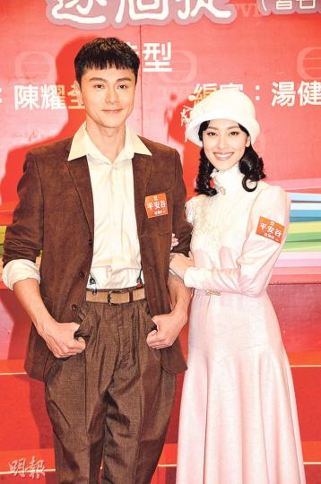 陳凱琳新劇飾演黃浩然老婆，她的「粉身碎骨」成為被玩金句。（攝影﹕鍾偉茵）蘇玉華愛民初戲服，所以被打動接拍新劇《平安谷•逐個捉》。（攝影﹕鍾偉茵）