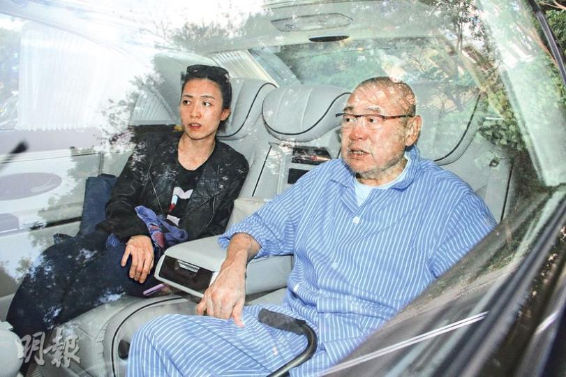 劉鑾雄再婚後首度與太太甘比一起露面，雖然穿上睡衣，不過樣子看來好精神。（攝影鎅O者﹕黃梓烜）劉太甘比雙眼沒離開過老公，非常緊張與關心。（攝影鎅O者﹕黃梓烜）