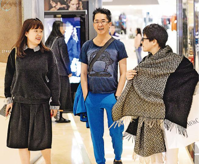 鄧兆尊跟助手車厘子（左）及另一位短髮女子（右）有講有笑。（攝影鎅O者：劉永銳）