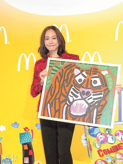 林嘉欣投得「老虎」畫作，用來送給虎年出生的大女。（攝影鎅O者﹕楊安莉）