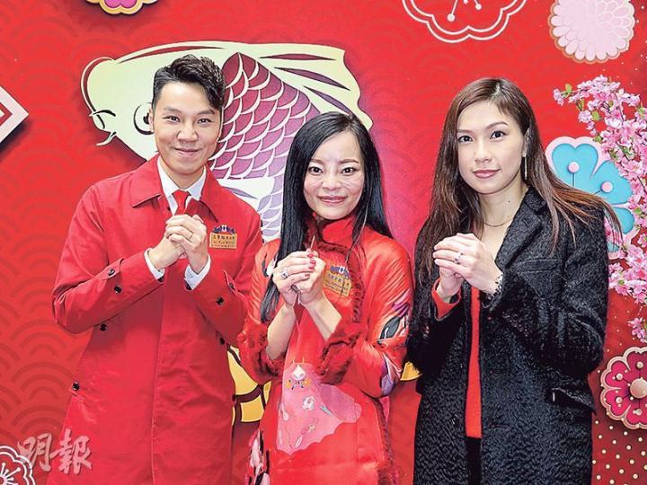 王賢誌（左起）、東華三院主席馬陳家歡及蔡加怡昨日出席新春團拜。（攝影/記者﹕林蘊兒）