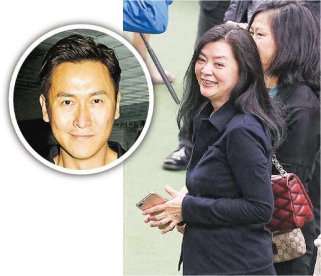 陳玉蓮與馬德鐘（圓圖）夾份養的愛駒昨日首次出賽，蓮妹現身馬場打氣。（張國彬攝）