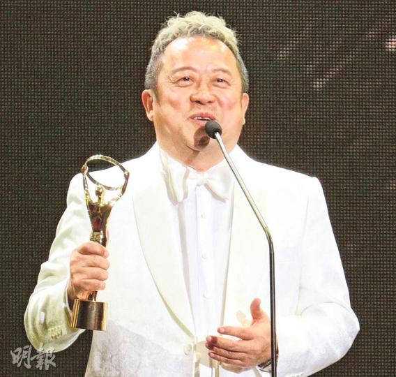 曾志偉上台領取「最佳男主角」獎項時表現激動。（微博圖片）楊怡（右）變小粉絲，成功向李心潔（左）「集郵」合照。（微博圖片）黃秋生（左）與何超儀（右）擔任馬來西亞金環獎頒獎嘉賓。（微博圖片）