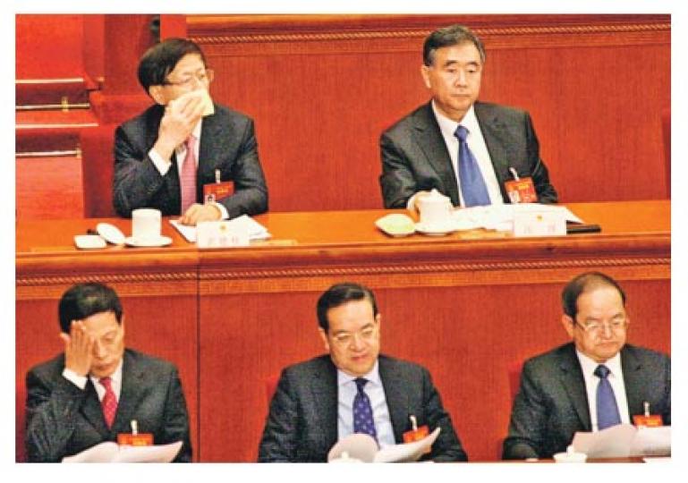 政法委書記孟建柱（後排左）在開會期間亦拿起毛巾抹面。（明報記者攝）
