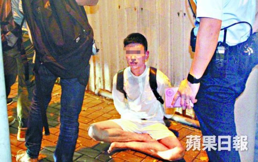 ■遇劫的男事主右膝擦傷。
