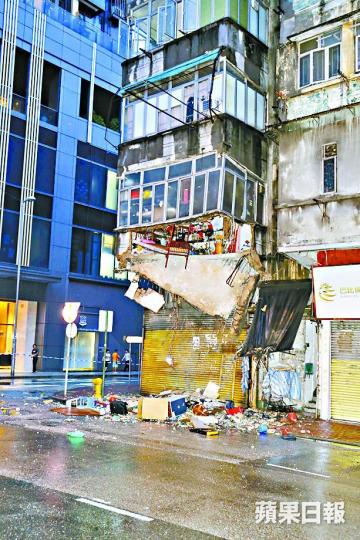 ■唐樓露台6月時因暴雨塌下。
