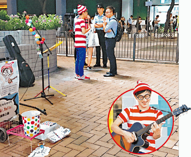 ■Mr. Wally（圓圖）前晚在葵涌表演時被阻，他上前與警察理論。讀者提供圖片