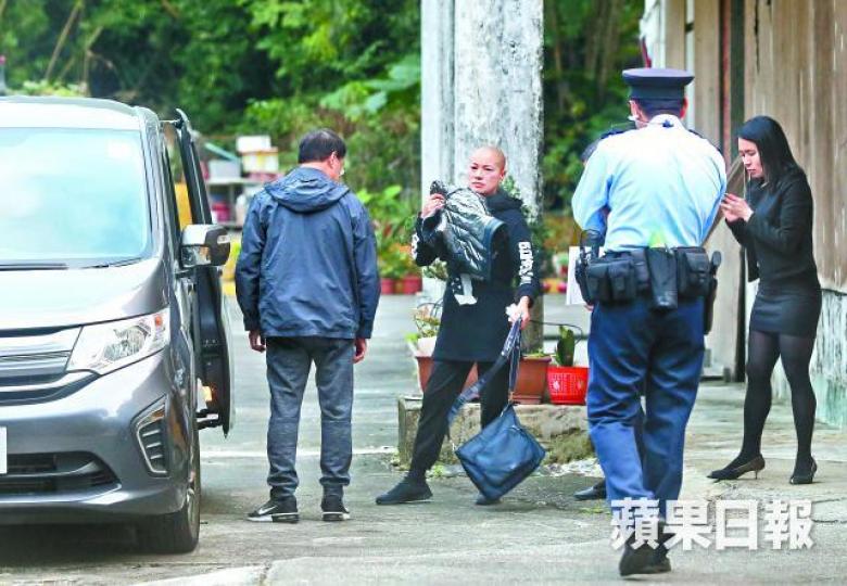 ■釋智定昨收拾細軟，乘車離開定慧寺。黎樹雄攝■高院頒下清盤令後，翁靜晶在庭外合十表示感恩。張志華攝■釋智定取走的每項物件均有登記。■臨時清盤人代表昨將部份物品搬離定慧寺。