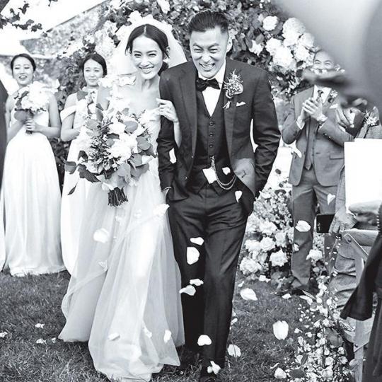 ■余文樂昨日在Ig突然宣佈已婚，在澳洲迎娶拍拖一年的女友Sarah。■樂仔撰文發表愛的宣言，承諾會給老婆幸福。■彭于晏（中）昨有份見證樂仔（左）娶老婆。【2月避忌】■Sarah今年2月來港見樂仔，被發現時表現尷尬。【10月放閃】■樂仔非常享受與Sarah公然晒恩愛。【上月產檢】■有指Sarah懷孕三個月，上月她來港做產前檢查。■上月樂仔生日，Sarah親手做蛋糕慶祝，又有「forever love」朱古力。互聯網圖片