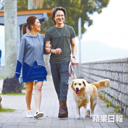 ■吳國敬同Elaine拍拖11年，雖未簽婚書，但已是老夫老妻。■每當為雞毛蒜皮小事嗌一大餐，吳國敬都會氹番女友。■愛犬金金好懂性，會幫拖做「和事狗」。