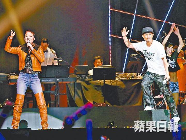 ■側田邀得Kelly擔任嘉賓，他企在木箱說：「終於高過你！」■兩場紅館騷落幕，側田直言可以狂食。