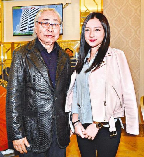 ■林建名自言怕聽不到，因此沒有與身旁的香港代表王曉敏溝通。
