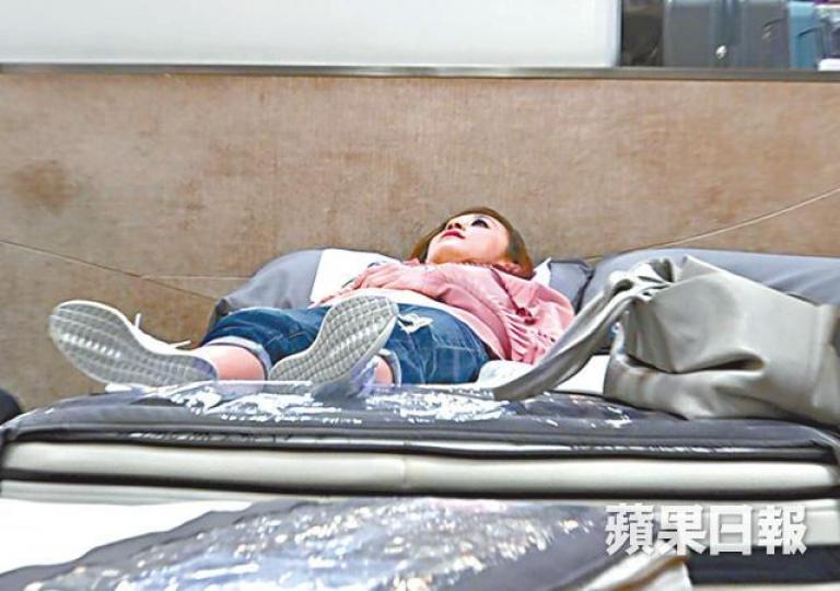 【試真啲】■黃心美為咗揀張好床褥，大庭廣眾下試完一張又一張。黃心美【爭啲仆】■黃心美邊行邊撳電話去搭扶手電梯，認真牙煙。DV圖片