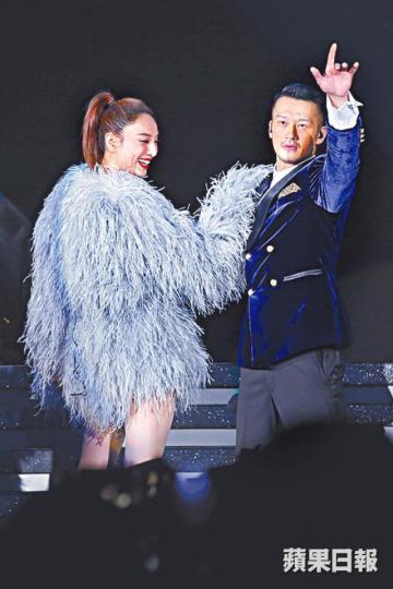 ■吳浩康開騷邀Yumiko上台合唱。