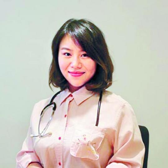 ■周天恩在DR事故後始沾手美容生意，並有出售父親研發的產品。9月10日■周向榮雖官司纏身，但仍不忘與家人到香港仔遊艇會吃自助餐。莊建鑫攝9月3日■周與兩女兒及兒子在圓方飯敍，分別時顯得依依不捨。8月29日■周與女兒到中環一間書畫拍賣公司，以2萬元購買4幅掛屏。■周天恩開設的美容中心有不少顧客光顧。