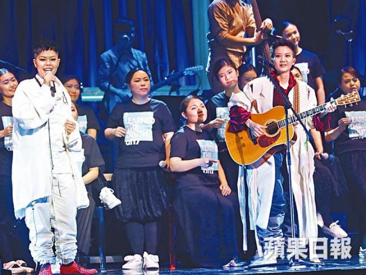 ■at17的Ellen（右）與二汶相隔七年再度合體開騷。■Ellen太太余靜萍在台下當觀眾，也玩得好high。