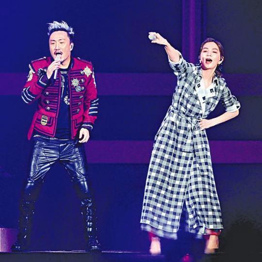 ■余思敏帶同子女撐老公場。台灣《蘋果日報》
