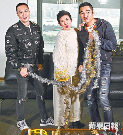 ■鎮宇（左）及君如趁聖誕為子女打扮一番，但方中信表示「唔理」。■方中信（右）寫聖誕祝福有心思，連君如都八卦望一望。■君如指方中信拍《妖鈴鈴》時扮禿頭，講明一條頭髮都不能少。■鎮宇爆囝囝想扮《星戰》黑武士，但太肥穿不到。