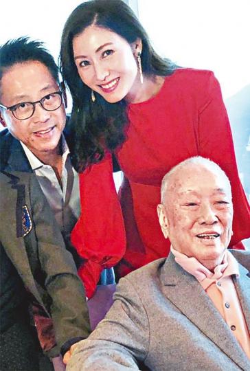 ■李嘉欣與老公許晉亨陪老爺許世勳過節。互聯網圖片