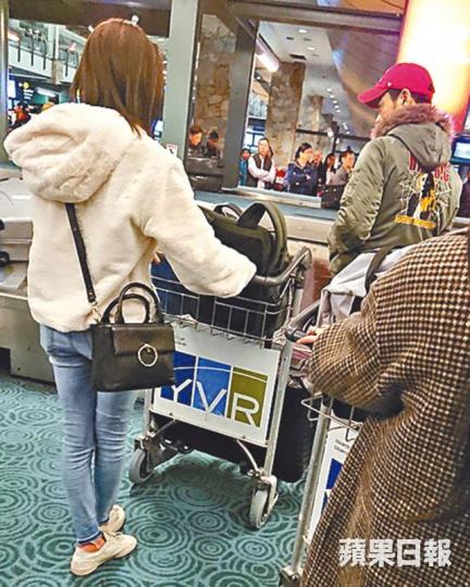 ■鄭嘉穎和陳凱琳現身溫哥華機場等取行李。讀者提供圖片■23號晚上,鄭嘉穎和陳凱琳離港時被讀者發現。資料圖片 ■鄭嘉穎和陳凱琳現身溫哥華機場等取行李。讀者提供圖片■23號晚上,鄭嘉穎和陳凱琳離港時被讀者發現。資料圖片