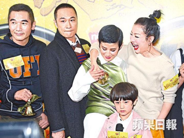 ■Sammi(右一)影大合照時搞鬼地將手上的鈴鈴放在君如(右二)胸前。■華仔為君如戴上四方帽及頒贈證書,賀她成為導演。■華仔現身戲院支持君如。■夏春秋跟太太拍拖到場撐女兒君如自導自演的電影。 ■Sammi(右一)影大合照時搞鬼地將手上的鈴鈴放在君如(右二)胸前。■華仔為君如戴上四方帽及頒贈證書,賀她成為導演。■華仔現身戲院支持君如。■夏春秋跟太太拍拖到場撐女兒君如自導自演的電影。