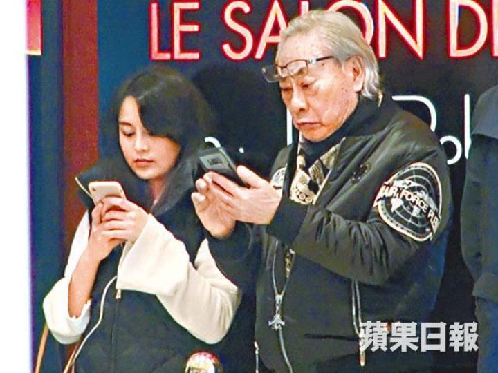 ■林建名日前與女伴出巡,於等位時狂撳手機。
■林建名日前與女伴出巡,於等位時狂撳手機。