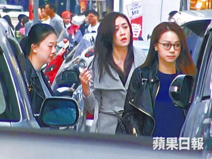 【盲摸搵路】■(右起)心穎日前和大家姐心美與三家姐心慧去黃金商場買遊戲機,惟三人下車後都有點迷茫。【極速扑槌】■店員落力介紹遊戲機的Game,最後三人很快便買了兩部機及一些game。【引人注目】■三姊妹平排站在櫃枱前聽解釋。■黃心穎日前被讀者發現和馬國明去商場玩飄雪。資料圖片 【盲摸搵路】■(右起)心穎日前和大家姐心美與三家姐心慧去黃金商場買遊戲機,惟三人下車後都有點迷茫。【極速扑槌】■店員落力介紹遊戲機的Game,最後三人很快便買了兩部機及一些game。【引人注目】■三姊妹平排站在櫃枱前聽解釋。■黃心穎日前被讀者發現和馬國明去商場玩飄雪。資料圖片
