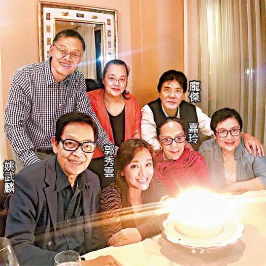 ■郭秀雲前日與契媽嘉玲等一齊食飯慶祝生日。 ■郭秀雲前日與契媽嘉玲等一齊食飯慶祝生日。