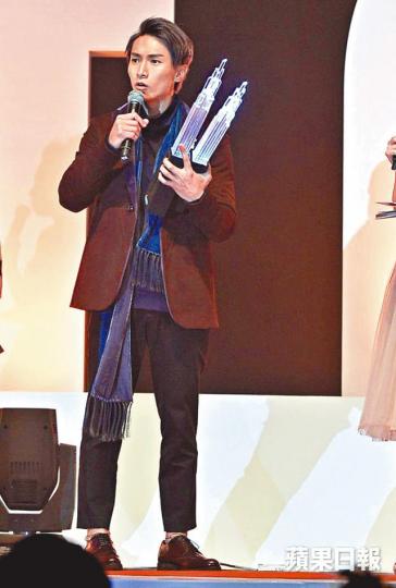 ■陳柏宇昨晚連掃三獎，憑《霸氣情歌》獲勁爆歌曲獎時更多謝老婆。■衛蘭（圖）捧走三獎，在女歌手方面跟王菀之平分春色。■顏卓靈成功由影壇殺入樂壇，昨晚奪得勁爆新人獎。■星夢歌手只有周柏豪獲獎，高層何哲圖獲監製獎都不出席。■重踏頒獎台的吳浩康獲頒勁爆歌曲時，開心高舉獎座。■顏卓靈（左一）等一班新人在台上開心擺甫士。■胡琳跟《溏心風暴3》演老公的唐文龍做頒獎嘉賓，當眾摸對方胸肌。