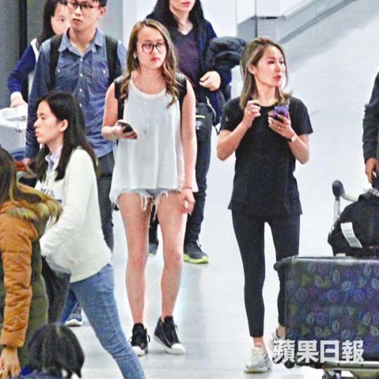 【盡興回歸】■洗米嫂(右)和大女周梓潼在新西蘭多留幾日,前晚一齊返港。【母女情深】■洗米嫂蹺實囡囡行,二人猶如兩姊妹。【家人會合】■洗米嫂的老爺(左)和姑奶(中)專程到機場接機。■洗米嫂在周家的地位超然,他們的感情非常之好。資料圖片 【盡興回歸】■洗米嫂(右)和大女周梓潼在新西蘭多留幾日,前晚一齊返港。【母女情深】■洗米嫂蹺實囡囡行,二人猶如兩姊妹。【家人會合】■洗米嫂的老爺(左)和姑奶(中)專程到機場接機。■洗米嫂在周家的地位超然,他們的感情非常之好。資料圖片