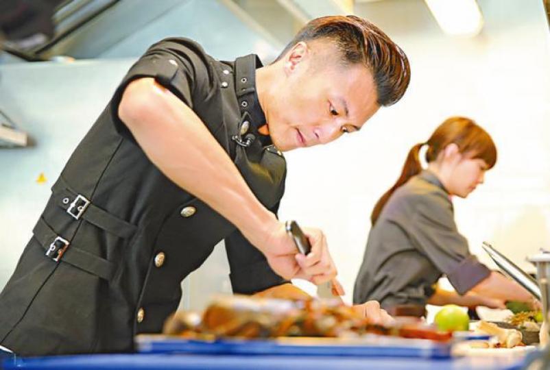 ■謝霆鋒忙為《十二道鋒味》拍攝時，不忘創作。
