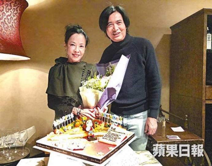 ■發哥開金口為老婆唱「生日快樂」歌，令發嫂甜到漏。■生日蛋糕以「神奇女俠」造型，皆因發嫂多年來為發哥打點一切無所不能，似足「神奇女俠」。