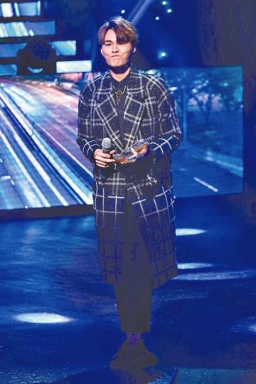 ■身為星夢歌手的胡鴻鈞昨晚當然有份奪獎。■JW前晚失落勁爆頒獎禮，昨晚終在《勁歌》總選擸獎。■顏卓靈（圖）大熱倒灶只獲新人銀獎，金獎由星夢歌手谷微爆冷奪得。■前港姐（左起）馮盈盈、蔡思貝、黃心穎、邵珮詩和張寶兒（右二）咪嘴跳舞。