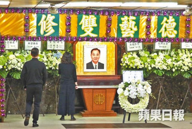 ■江漢月初病逝,昨日其家人為他在世界殯儀館設靈。■秦沛跟江漢由細玩到大,他昨送別「哥哥」時一度眼濕濕。■江漢二子姜向暉曾效力快譯通球隊,他昨在靈堂一臉傷感。■鮑起靜與丈夫方平一同受訪,她指江漢從不講別人是非。■雪妮和唐佳一臉哀傷送別相識數十載好友。■白茵早在國語片年代已跟江漢合作。■(左起)鄭敬基、苗金鳳和《烈火雄心》監製王心慰到靈堂鞠躬。 ■江漢月初病逝,昨日其家人為他在世界殯儀館設靈。■秦沛跟江漢由細玩到大,他昨送別「哥哥」時一度眼濕濕。■江漢二子姜向暉曾效力快譯通球隊,他昨在靈堂一臉傷感。■鮑起靜與丈夫方平一同受訪,她指江漢從不講別人是非。■雪妮和唐佳一臉哀傷送別相識數十載好友。■白茵早在國語片年代已跟江漢合作。■(左起)鄭敬基、苗金鳳和《烈火雄心》監製王心慰到靈堂鞠躬。