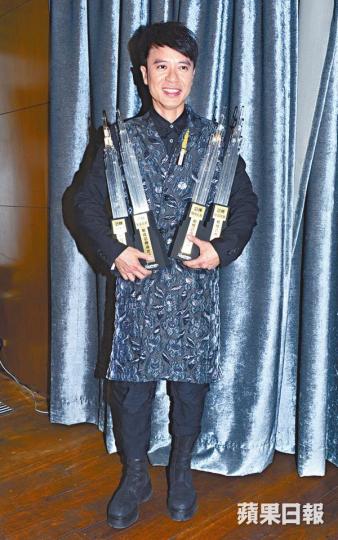 ■李克勤前晚在頒獎禮上成大贏家,令他憶起前塵往事。■周柏豪堅持出席四個頒獎禮,更稱公司沒有阻他。■(左起)鄭欣宜、許廷鏗及鍾舒漫等前晚出席新城慶功宴。■樂隊Dear Jane主音阿Tim(右二)表示岳父手術順利,太太楊洛婷已帶BB去探望。 ■李克勤前晚在頒獎禮上成大贏家,令他憶起前塵往事。■周柏豪堅持出席四個頒獎禮,更稱公司沒有阻他。■(左起)鄭欣宜、許廷鏗及鍾舒漫等前晚出席新城慶功宴。■樂隊Dear Jane主音阿Tim(右二)表示岳父手術順利,太太楊洛婷已帶BB去探望。