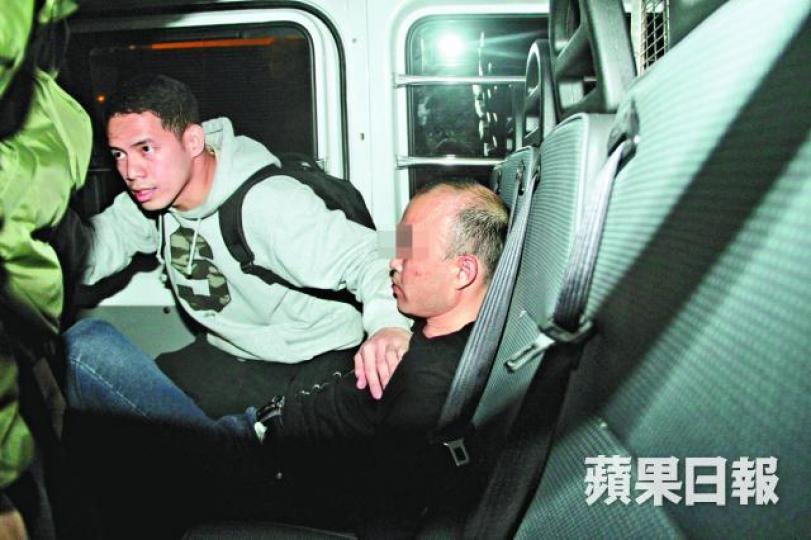 ■警方將拘捕的韋家幫竊匪押返警署調查。