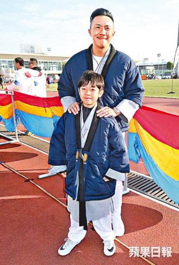 ■張繼聰因腳傷關係,派囝囝張瞻代表跑接力賽。■唐詩詠帶頭做熱身,相當落力。■出家為僧的前藝人林偉亮亦有現身活動。■(後排左起)張繼聰、莊思敏、江美儀、阮兆祥等,為善最樂。 ■張繼聰因腳傷關係,派囝囝張瞻代表跑接力賽。■唐詩詠帶頭做熱身,相當落力。■出家為僧的前藝人林偉亮亦有現身活動。■(後排左起)張繼聰、莊思敏、江美儀、阮兆祥等,為善最樂。