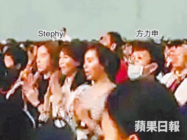 ■小方和Stephy在法會上,隔着兩女友人坐。讀者提供圖片■原本戴着口罩的小方,見到友人時拉低口罩打招呼。讀者提供圖片■上月16日於馬來西亞的佛教活動,儀式進行了近四小時。讀者提供圖片■Stephy稱與小方再見亦是朋友,齊否認復合。資料圖片 ■小方和Stephy在法會上,隔着兩女友人坐。讀者提供圖片■原本戴着口罩的小方,見到友人時拉低口罩打招呼。讀者提供圖片■上月16日於馬來西亞的佛教活動,儀式進行了近四小時。讀者提供圖片■Stephy稱與小方再見亦是朋友,齊否認復合。資料圖片